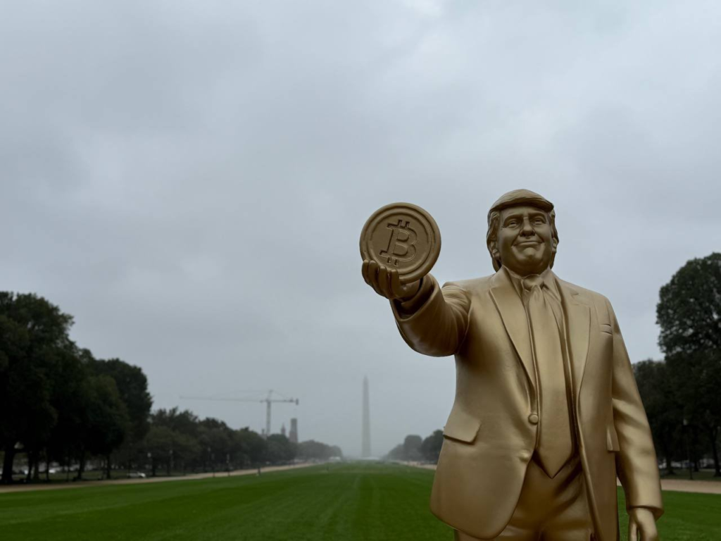 Altın Trump Heykeli Washington’da Bitcoin’le Parladı!