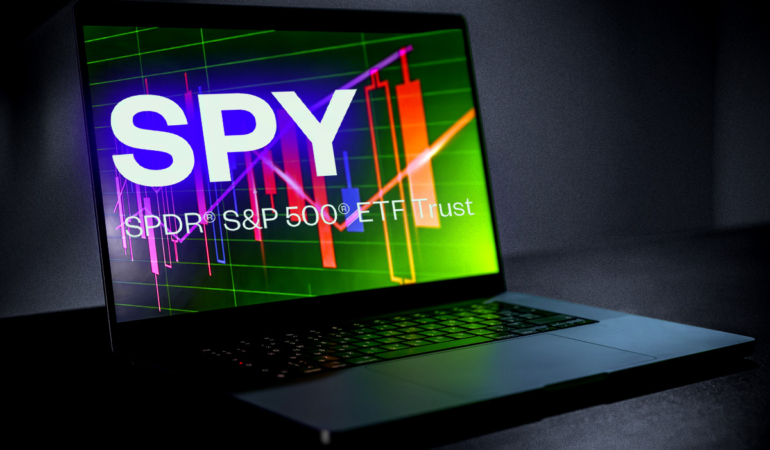 SPY Yatırımcıları Panikte Mi? Hükümet Krizi S&P 500’ü Dibe Mi Vuracak?